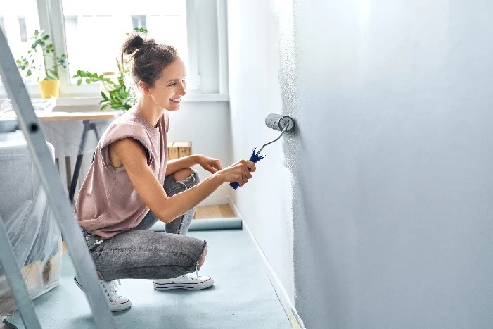 Person streicht Wand